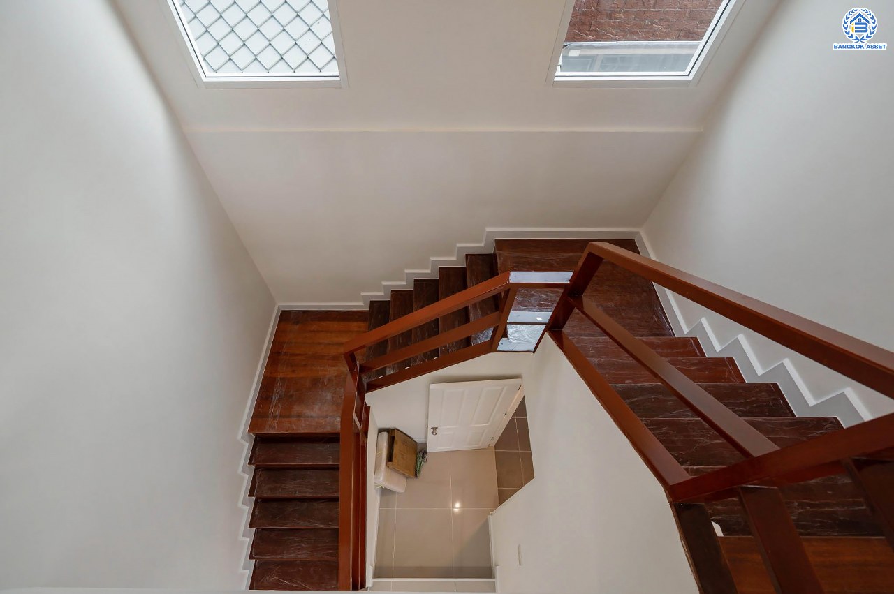 บ้านมือสองตกแต่งใหม่ โครงการ ปารวีร์ เพชรเกษม63 เนื้อที่ 82.4 ตร.ว. ฟังก์ชัน 3 ห้องนอน 4 ห้องน้ำ 1 ห้องแม่บ้าน 2 ที่จอดรถ บนพื้นที่ใช้สอย 244.52 ตร.ม. ทำเลศักยภาพ เชื่อมต่อหลายเส้นทาง ใกล้เดอะมอลล์บางแค จุดขึ้นทางด่วน "พระราม2" และรถไฟฟ้าสายสีน้ำเงิน "สถานีหลักสอง"